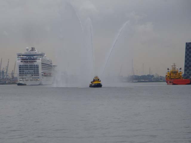 Aankomst van cruiseschip ms Crown Princess aan de Cruise Terminal Rotterdam